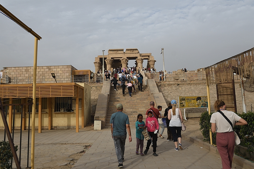 30 MAK_6334.jpg - Tempio di Kom Ombo dedicato anticamente ad una triade di divinità: dio coccodrillo Sobek, Hathor, dea dell’amore e Khonsu dio del tempo e della guarigione.